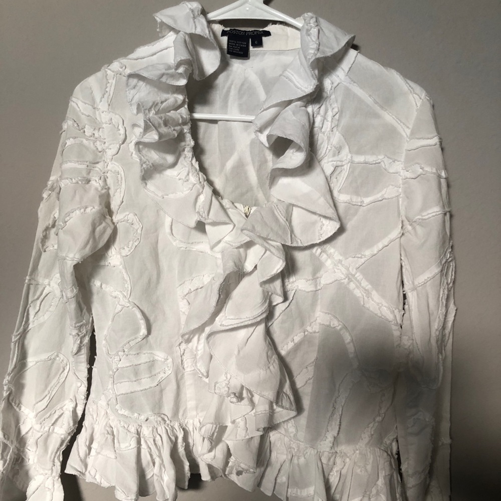 Boston Proper size 6 white ruffled shirt exc cond